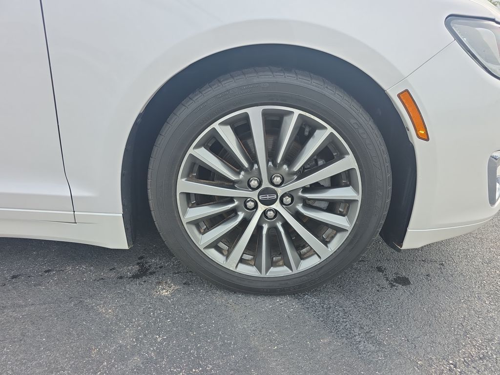 Used 2018 White Lincoln Select image 12