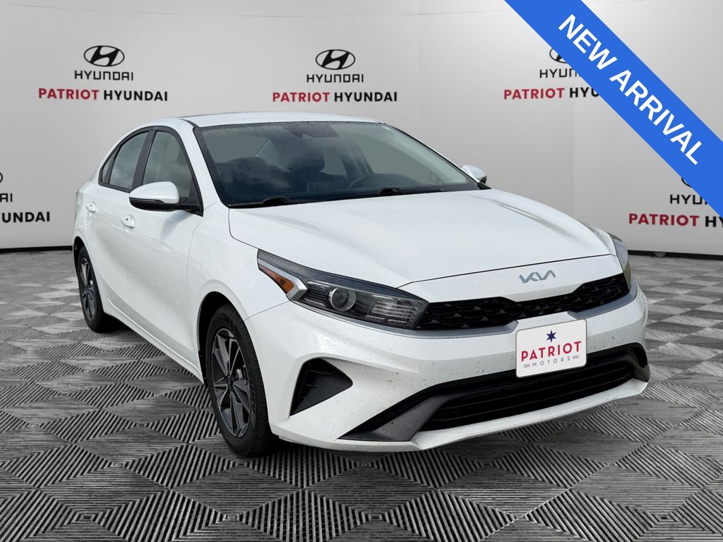 Snow White Pearl 2022 Kia Forte LXS FWD Sedan Front-Wheel Drive Continuously Variable Transmission