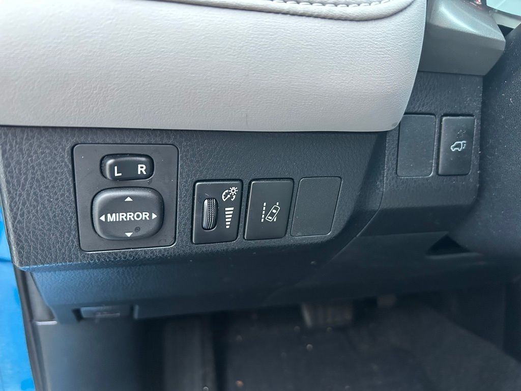 Thumbnail: 2018 Toyota RAV4 - 16