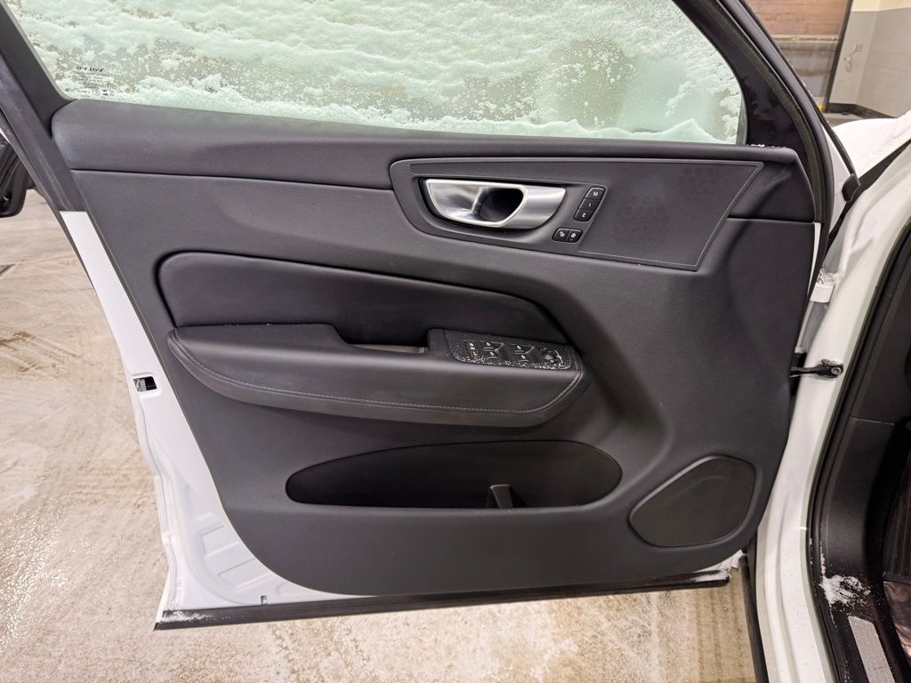 Thumbnail: 2023 Volvo XC60 - 10