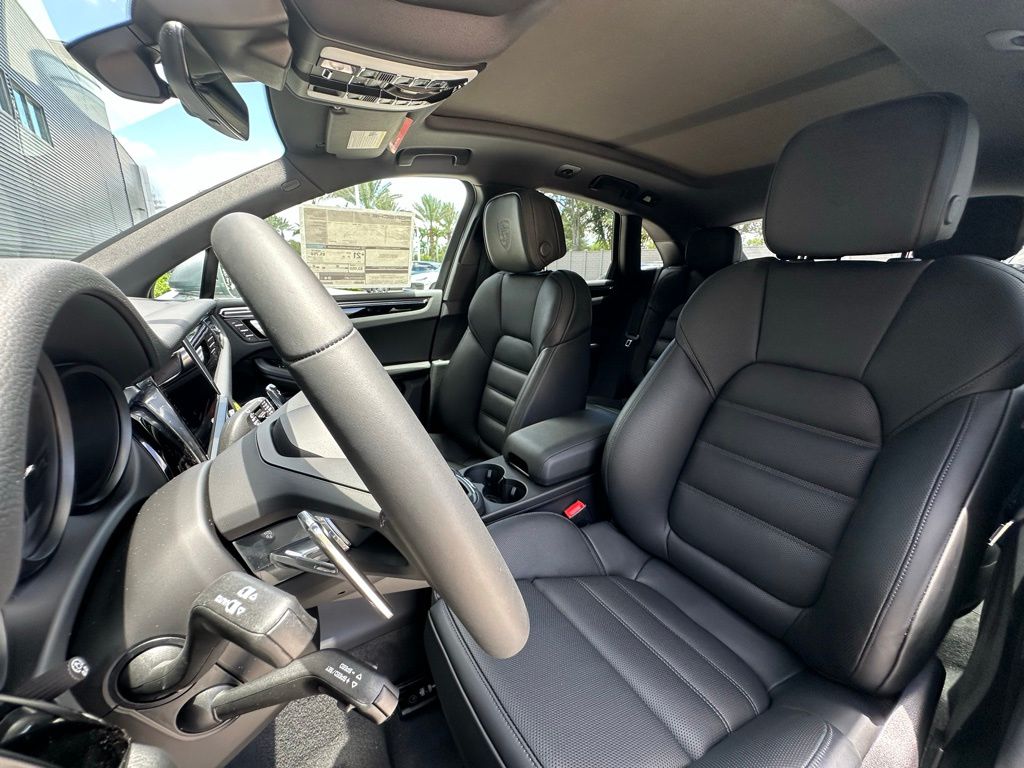 Thumbnail: 2025 Porsche Macan - 5