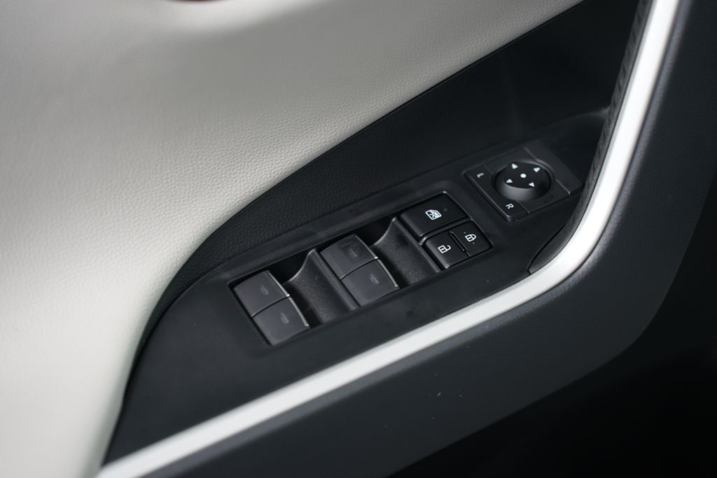 2025 Toyota RAV4 Limited 32