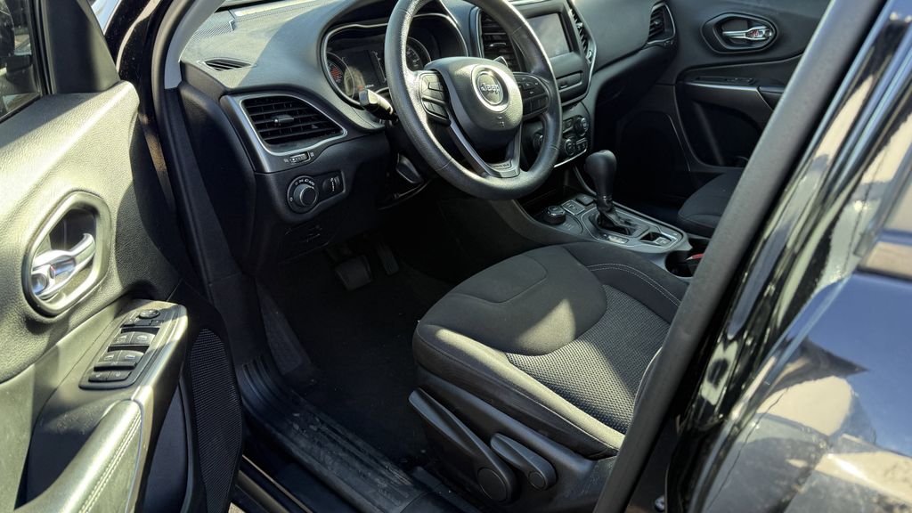 View vehicle photo 3