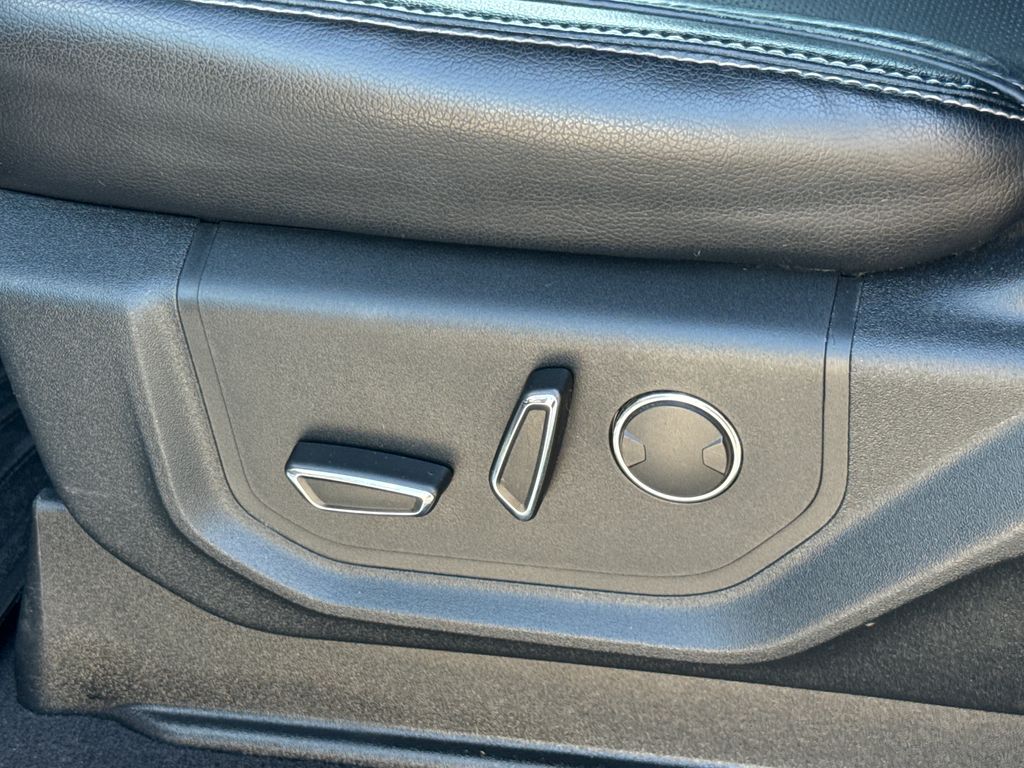 Used 2019 Silver Ford Lariat image 27
