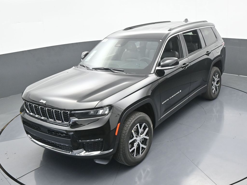 Used 2025 Diamond Black Crystal Pearlcoat Jeep Limited image 42