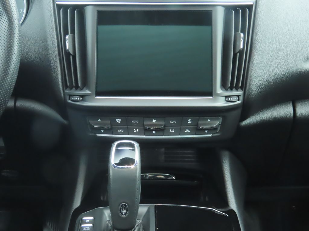 Thumbnail: 2021 Maserati Levante - 14