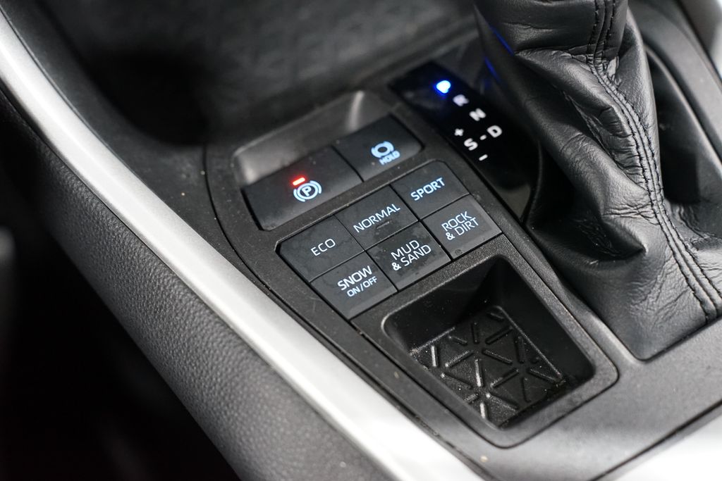 Thumbnail: 2021 Toyota RAV4 - 21