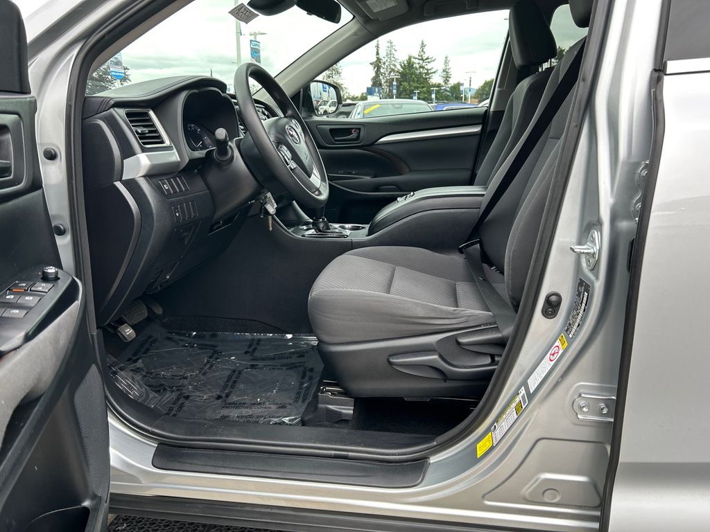 2017 Toyota Highlander LE 10