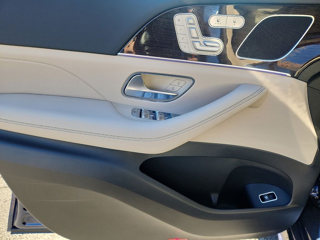 Thumbnail: 2026 Mercedes-Benz GLE - 8