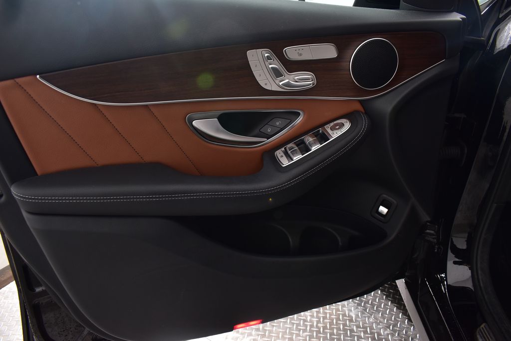 2022 Mercedes-Benz GLC 300 11