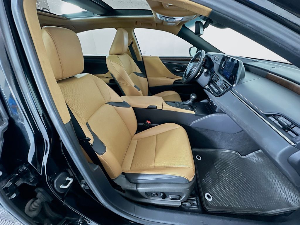 Thumbnail: 2022 Lexus ES - 28