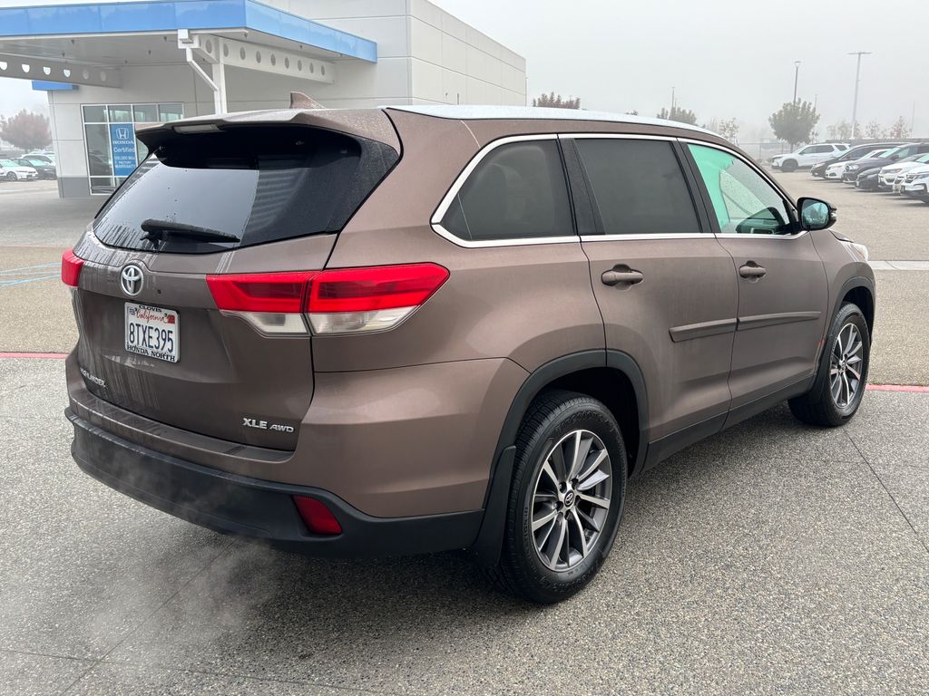 Thumbnail: 2019 Toyota Highlander - 5