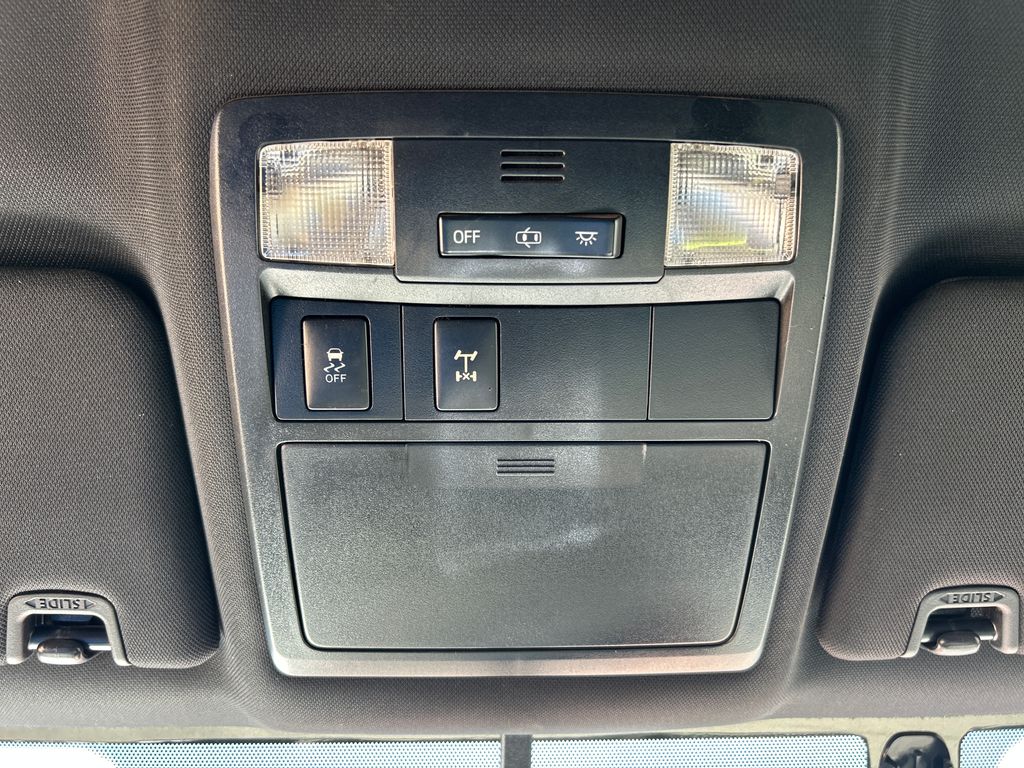 Used 2016  Toyota  image 16
