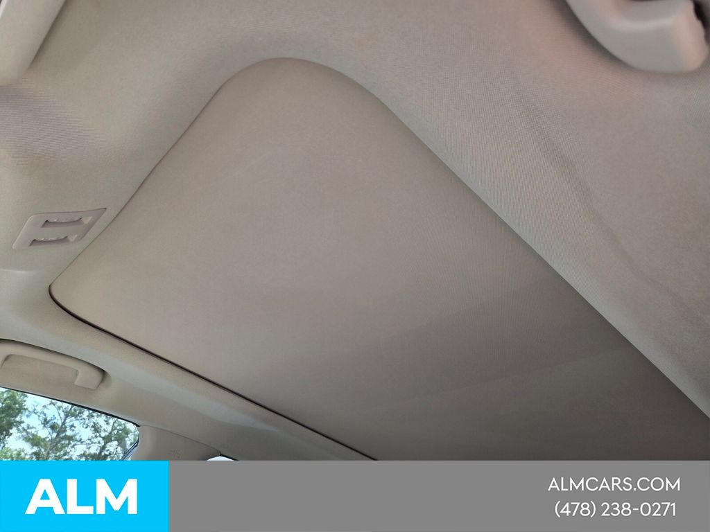 Used 2021 White Nissan SL image 22