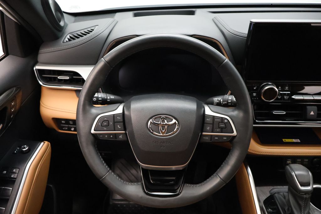 Thumbnail: 2023 Toyota Highlander - 23