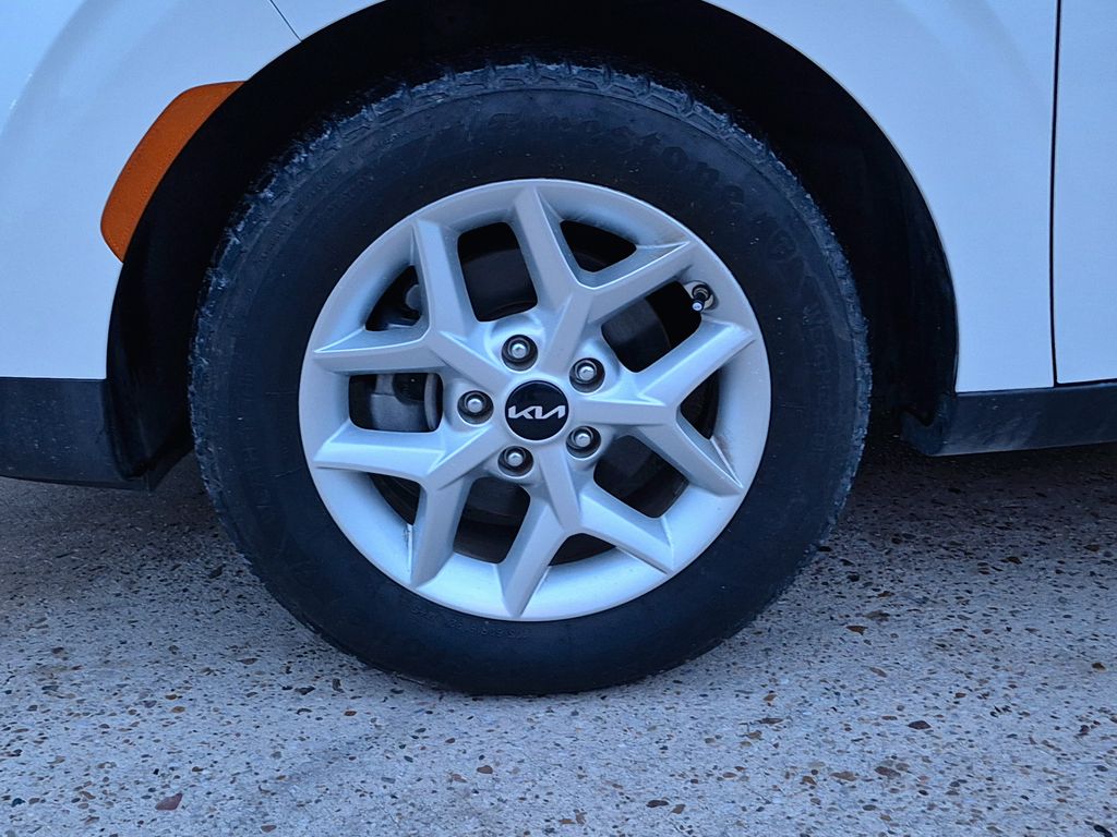 2022 Kia Soul LX White at Gullo Toyota