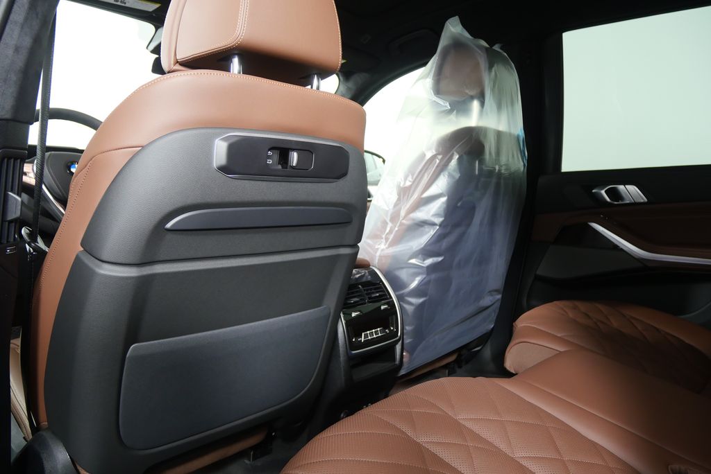 Thumbnail: 2026 BMW X7 - 18