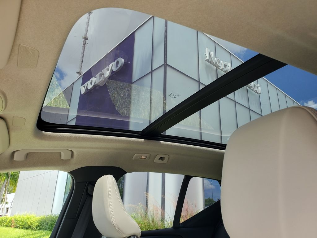2026 Volvo XC40 Plus - Photo 8