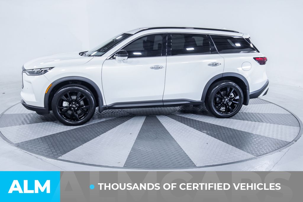 Used 2025 White INFINITI LUXE image 4