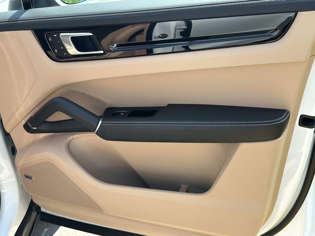 Thumbnail: 2022 Porsche Cayenne - 10