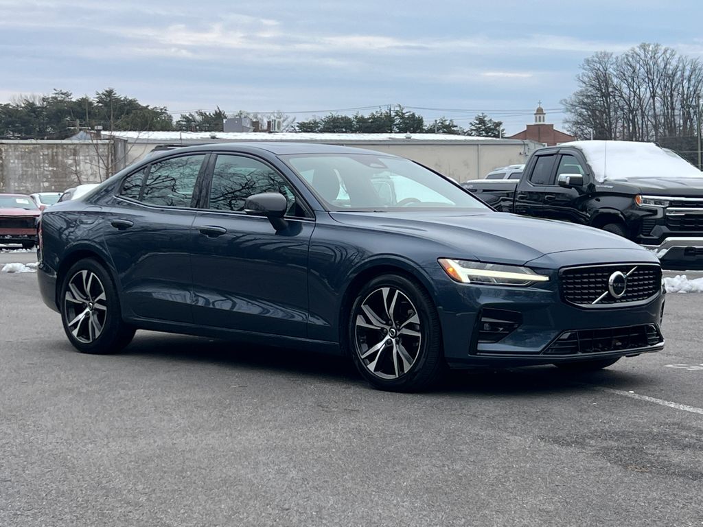 2024 Volvo S60 B5 Core Dark Theme FWD