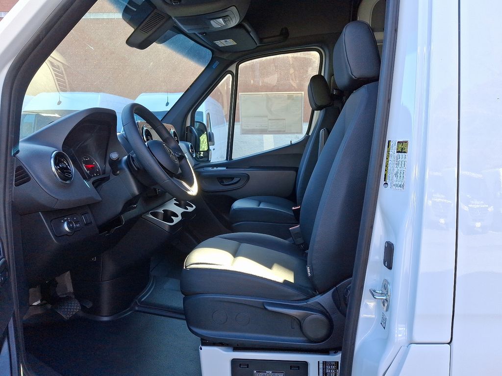 Thumbnail: 2025 Mercedes-Benz Sprinter - 10