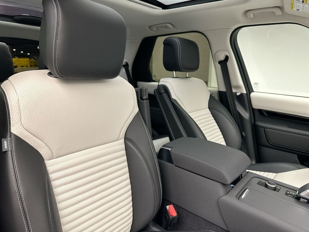 Thumbnail: 2025 Land Rover Discovery - 3