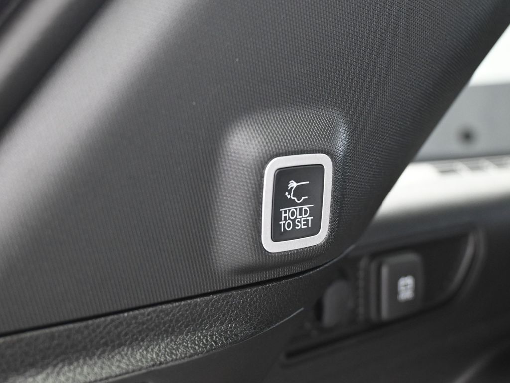 New 2025 Diamond Black Crystal Pearlcoat Jeep Laredo image 32