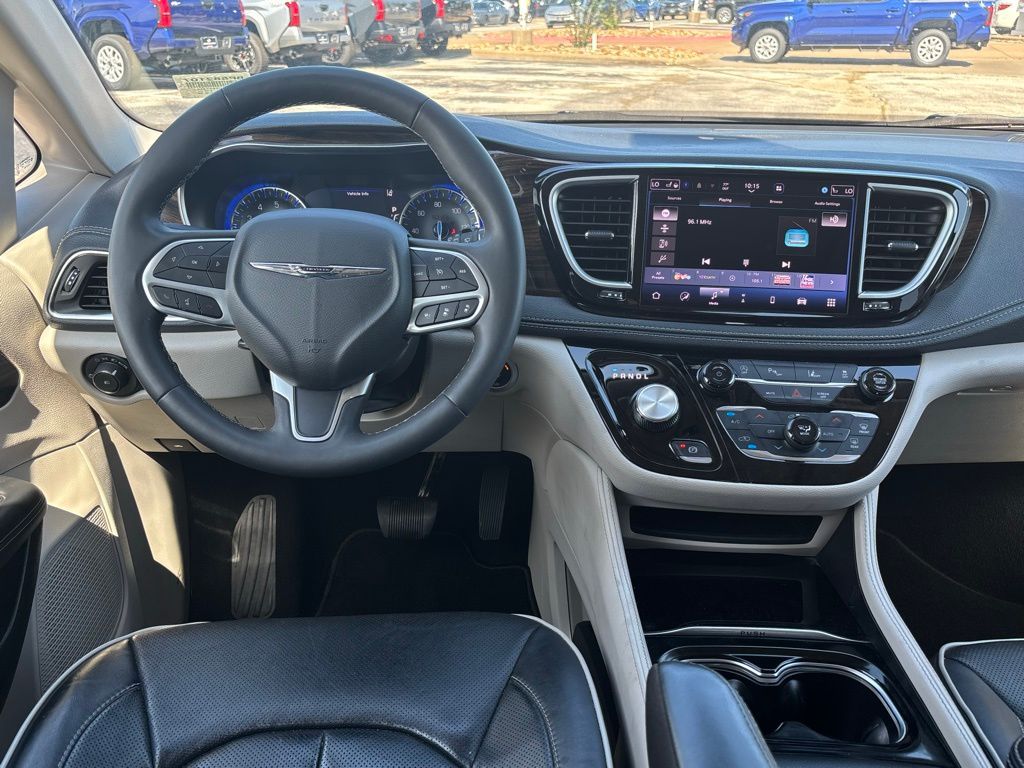 2023 Chrysler Pacifica Limited photo
