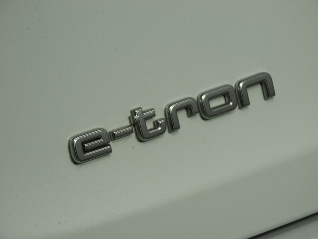 Thumbnail: 2023 Audi e-tron - 9