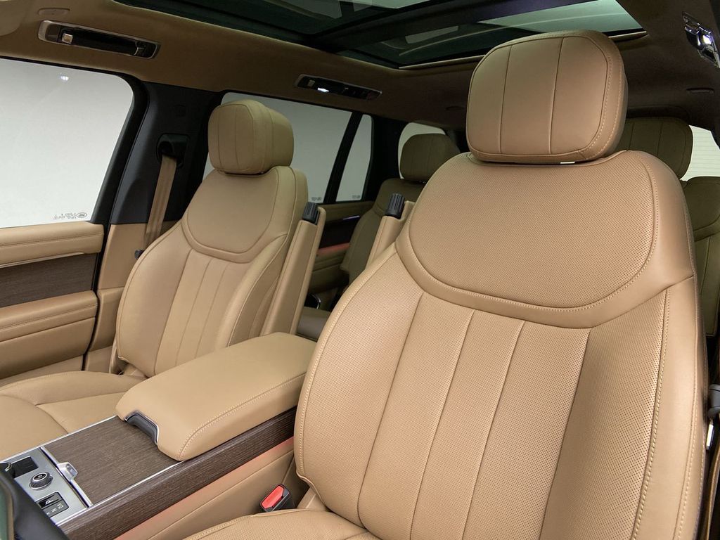 2023 Land Rover Range Rover SE 16