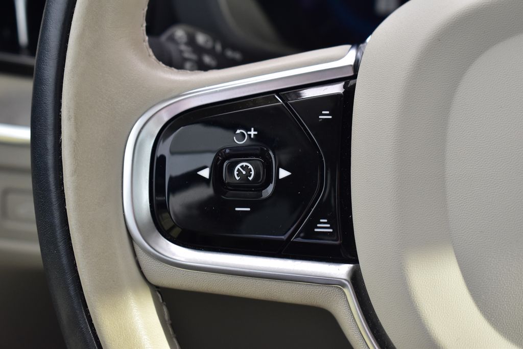 Thumbnail: 2023 Volvo XC60 - 15