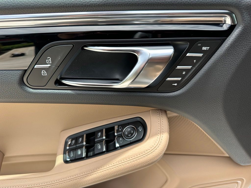 Thumbnail: 2026 Porsche Macan - 17