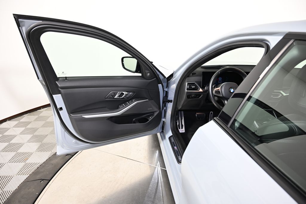 Thumbnail: 2024 BMW 3 Series - 21