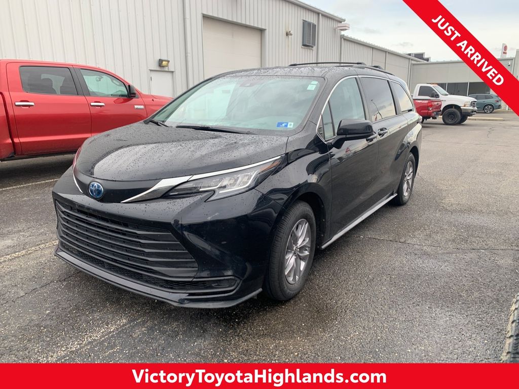2022 Toyota Sienna LE 8-Passenger AWD
