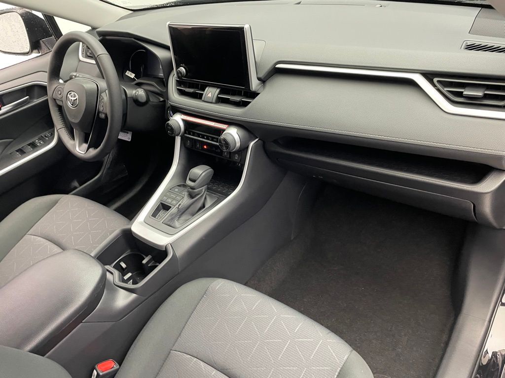 2025 Toyota RAV4 XLE 16