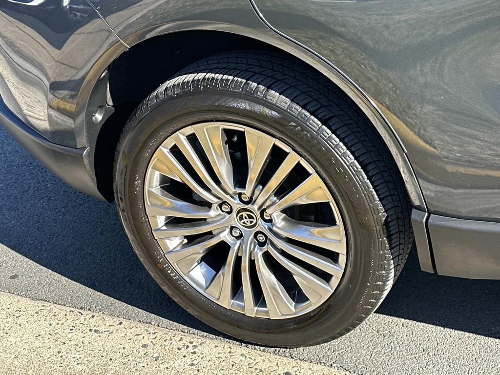 Thumbnail: 2023 Toyota Venza - 17