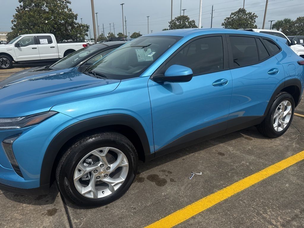 View vehicle photo 3