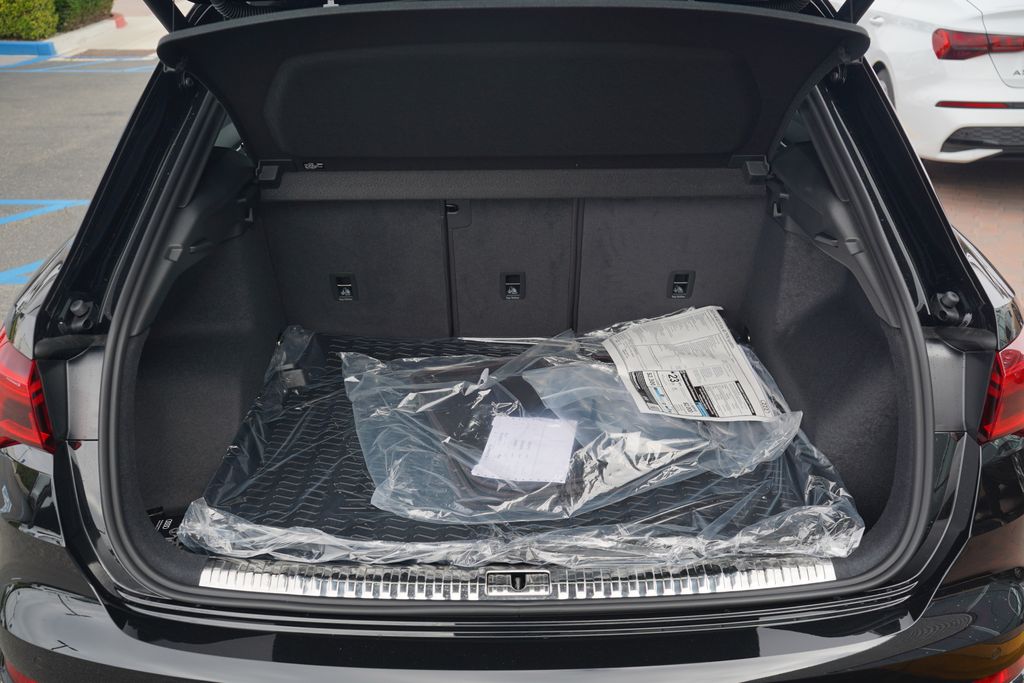 Thumbnail: 2025 Audi Q3 - 11