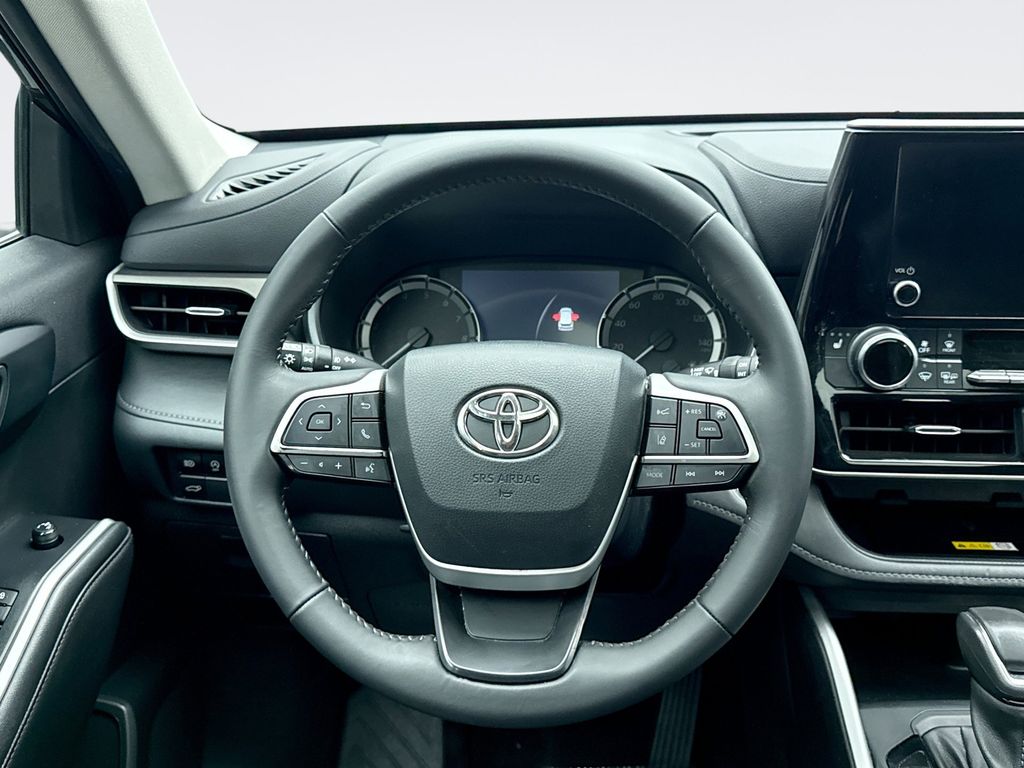 Thumbnail: 2023 Toyota Highlander - 12