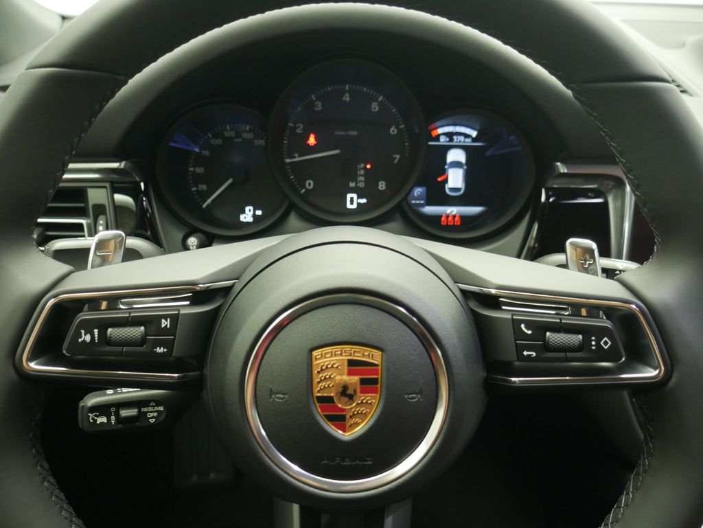 Thumbnail: 2026 Porsche Macan - 31