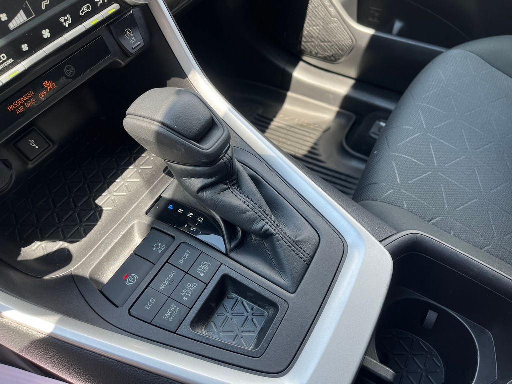 2022 Toyota RAV4 XLE photo