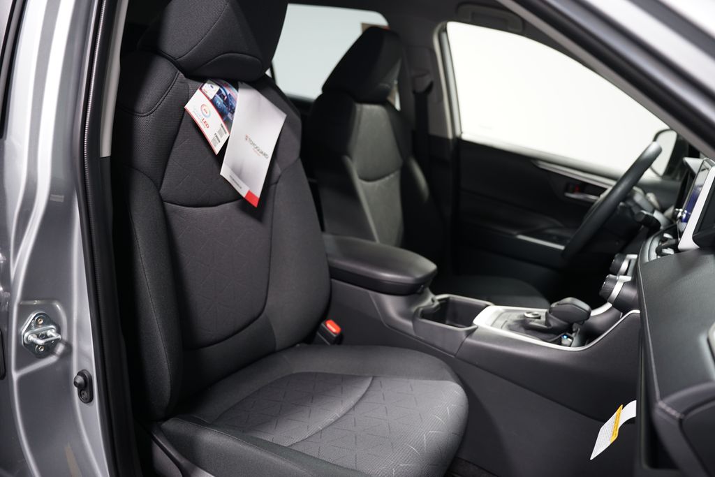 2025 Toyota RAV4 XLE 28