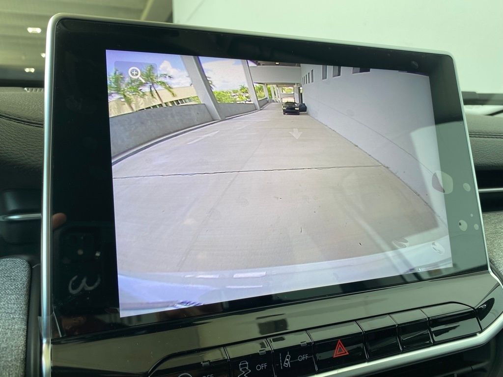 New 2022 Bright White Clearcoat Jeep Latitude image 9