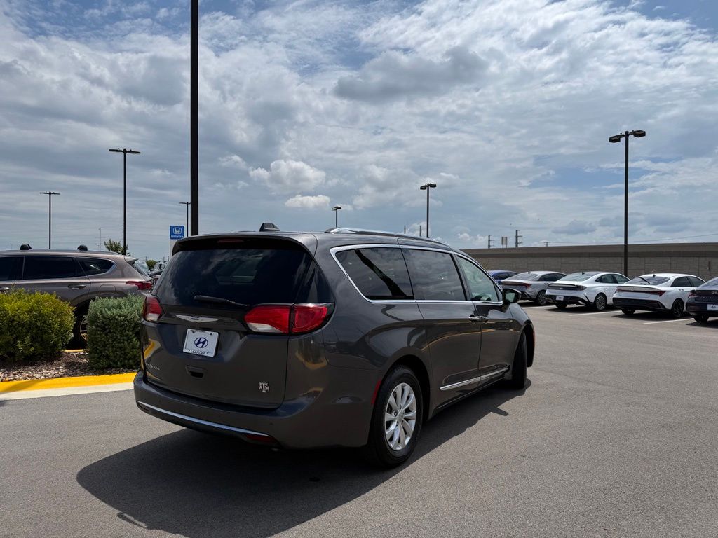 Thumbnail: 2018 Chrysler Pacifica - 3