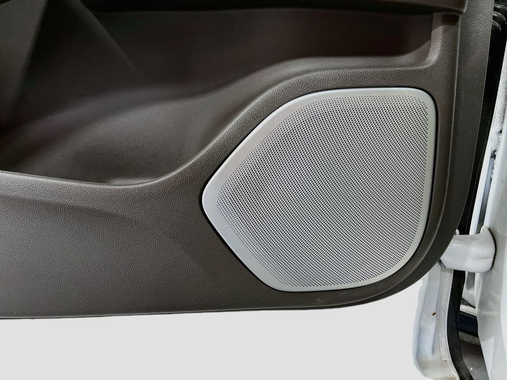 Used 2023 White Metallic Lincoln Reserve image 19
