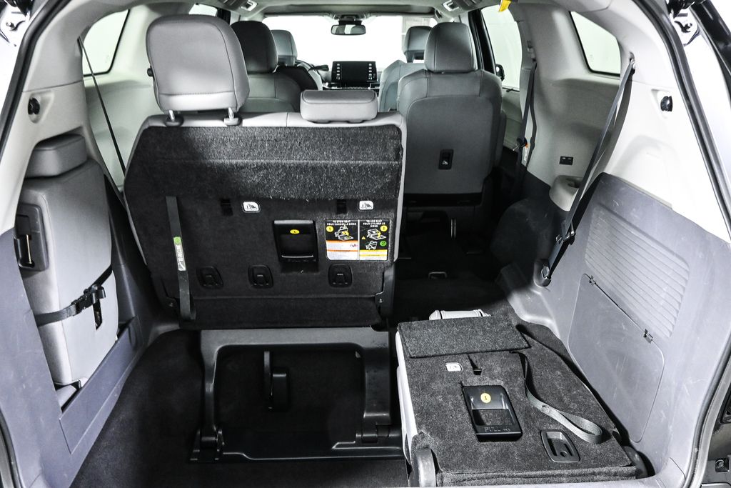 2023 Toyota Sienna XLE Hybrid 28