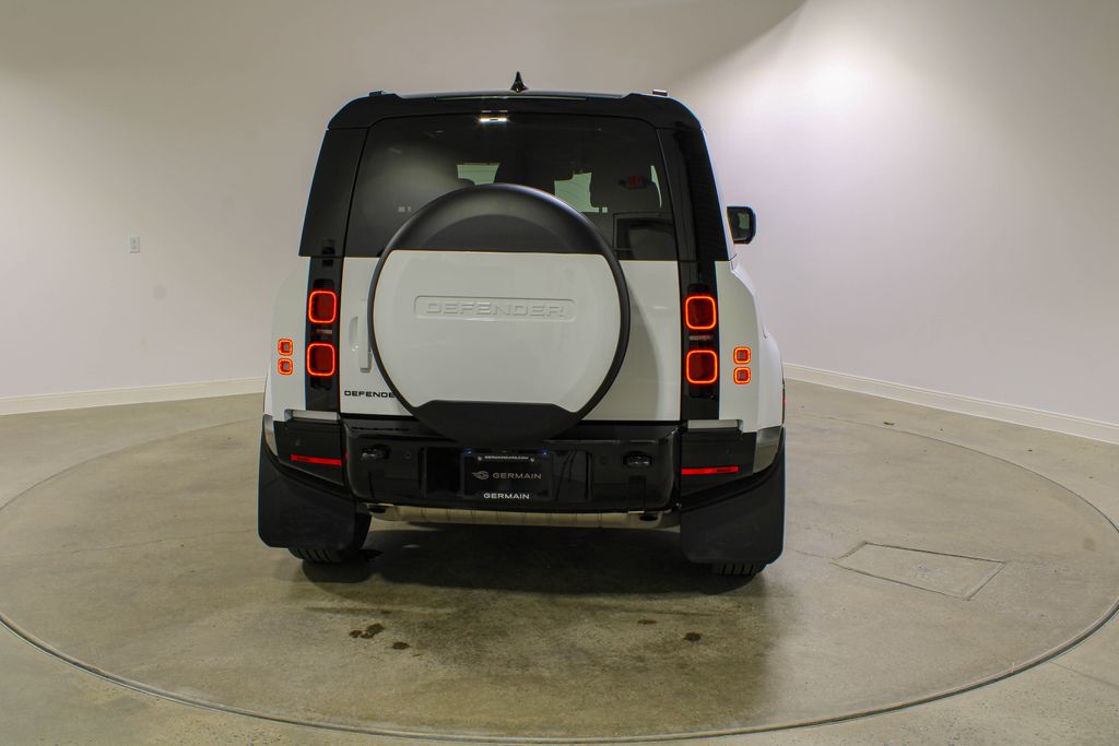 Certified Used 2025  Land Rover X-Dynamic SE image 4