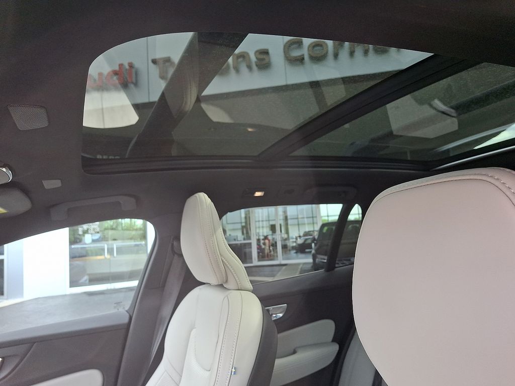 Thumbnail: 2025 Volvo S60 - 14