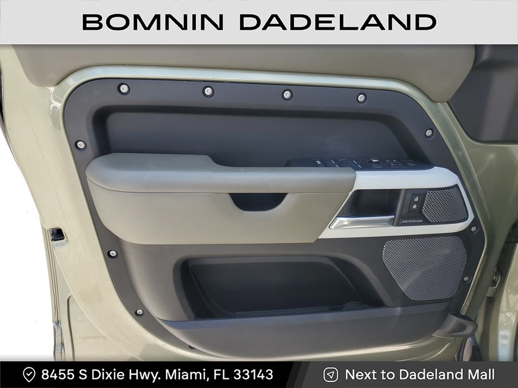 2020 Land Rover Defender 110 SE photo